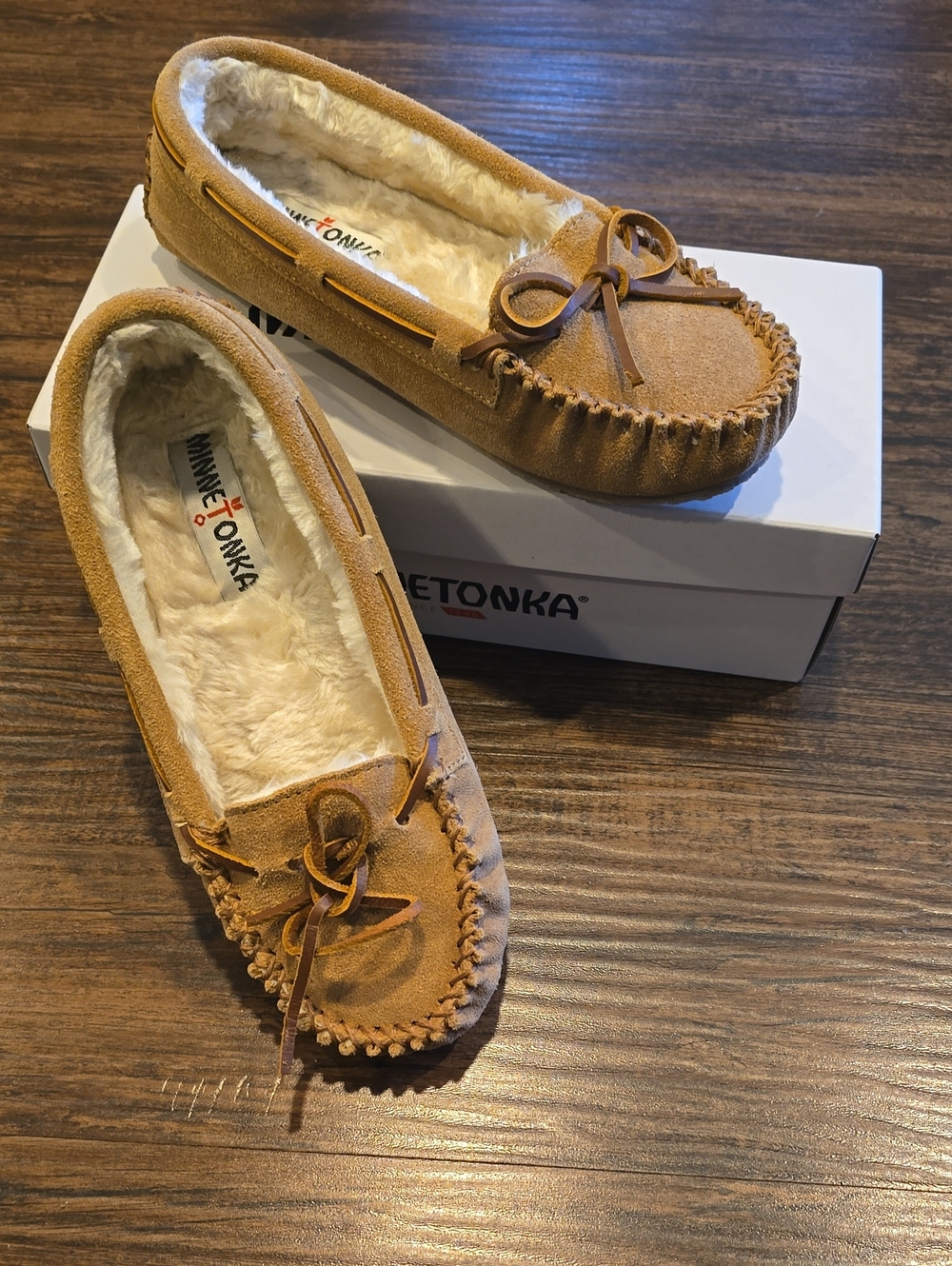 Minnetonka Women’s Tan Suede Moccasin Slippers with Faux-Fur Lining 7 Women's